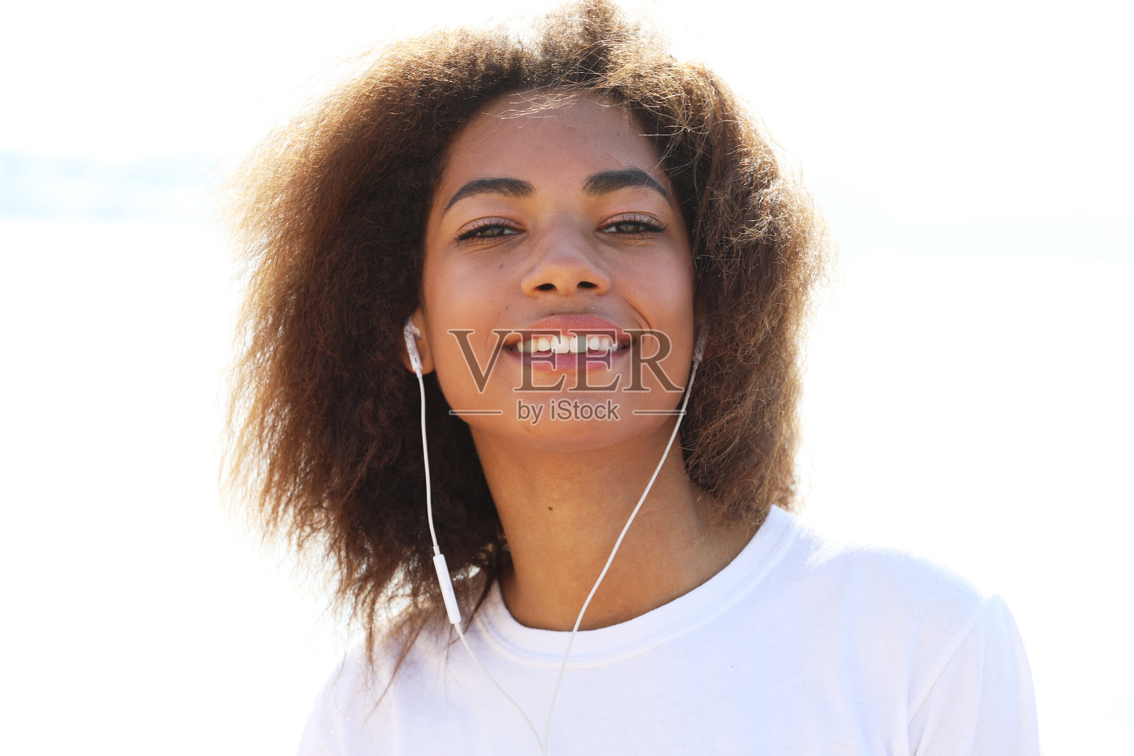 年轻的非洲裔美国妇女使用手机和耳机照片摄影图片