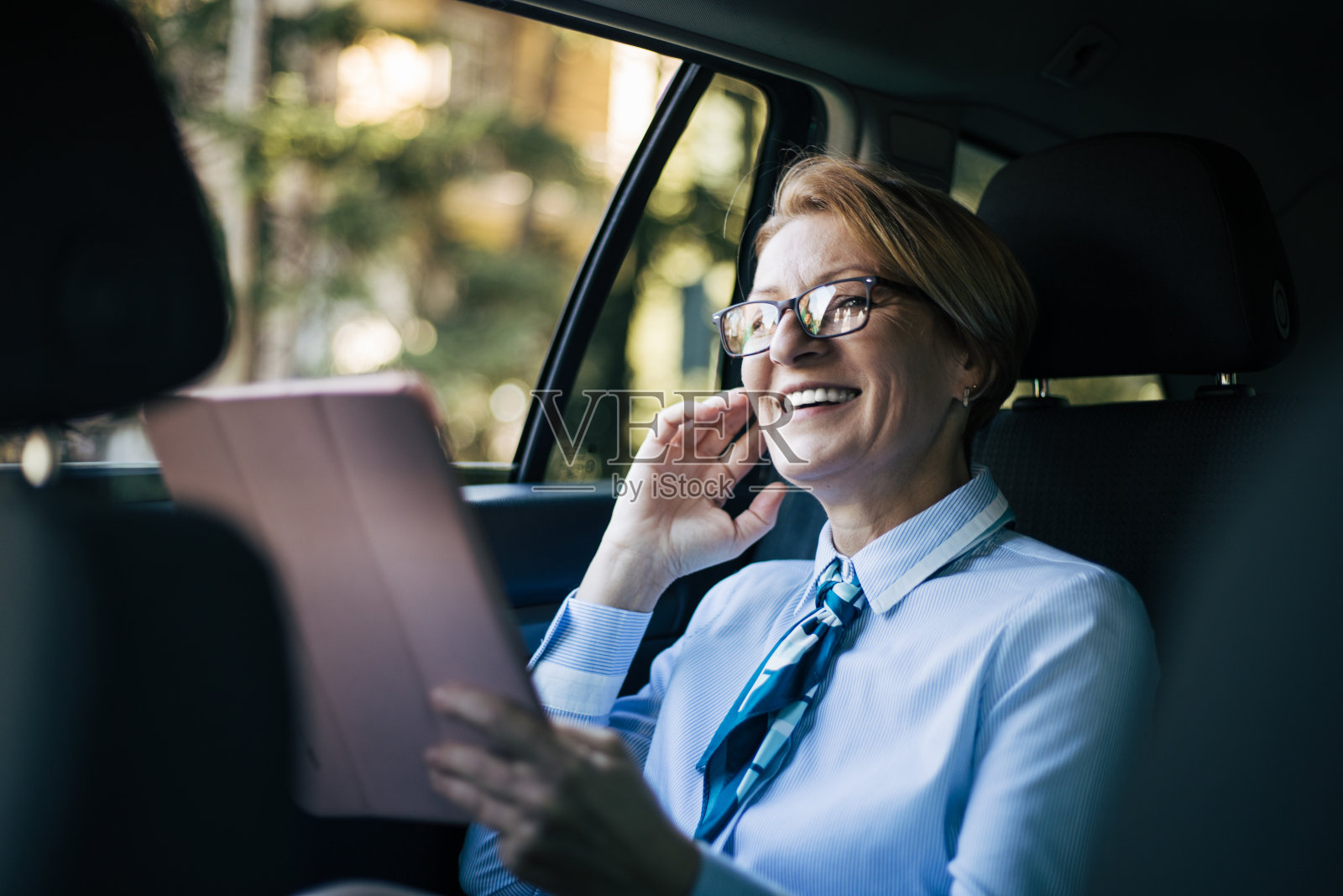 驾车的成熟女人。照片摄影图片