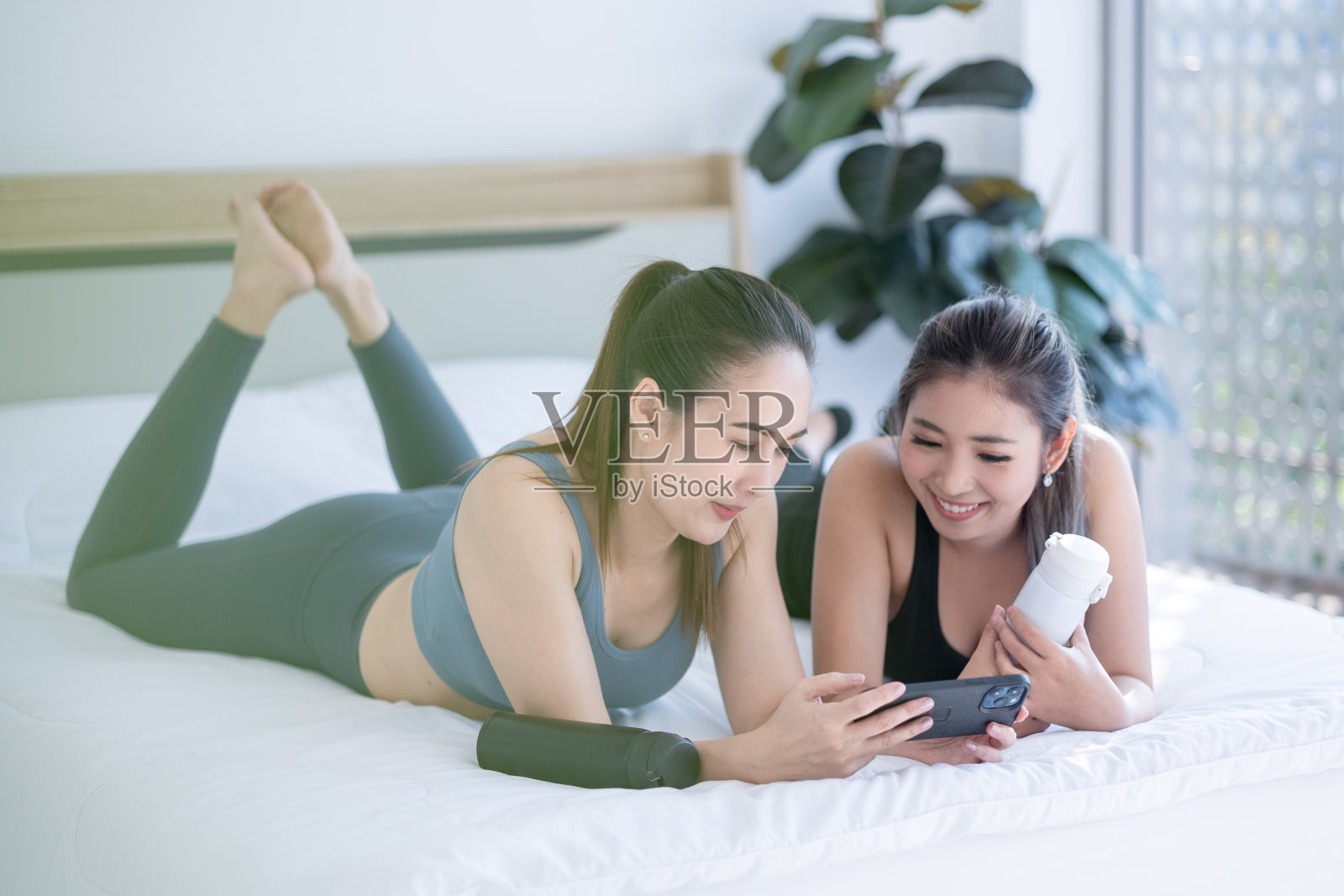 女性使用智能手机照片摄影图片