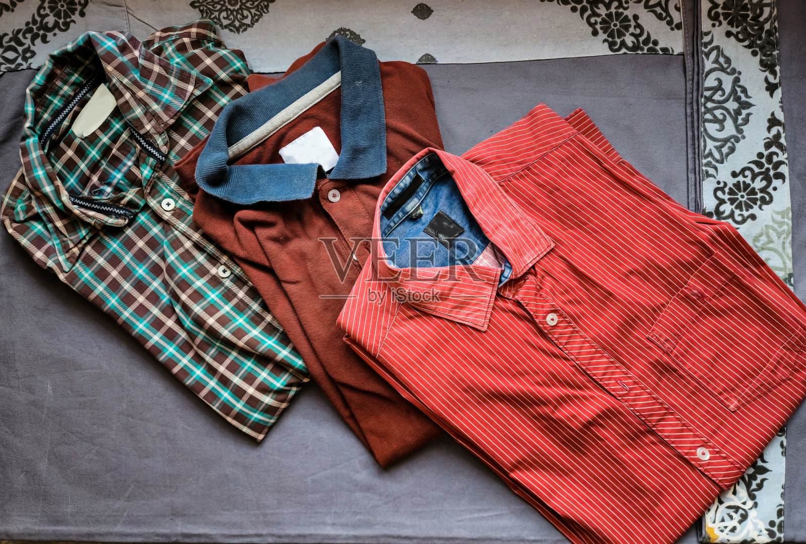 在自然光线下,三件彩色折叠的男士正式衬衫放在桌子上。图片摄于印度卡纳塔克邦的班加罗尔。关注对象。照片摄影图片