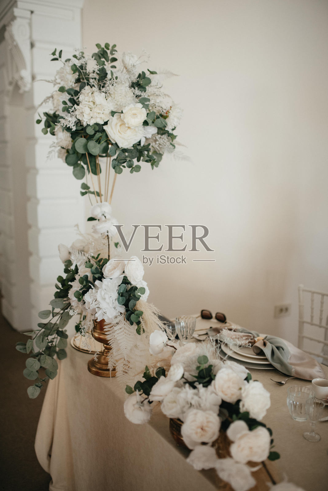 宴会或婚宴的餐桌摆设。照片摄影图片