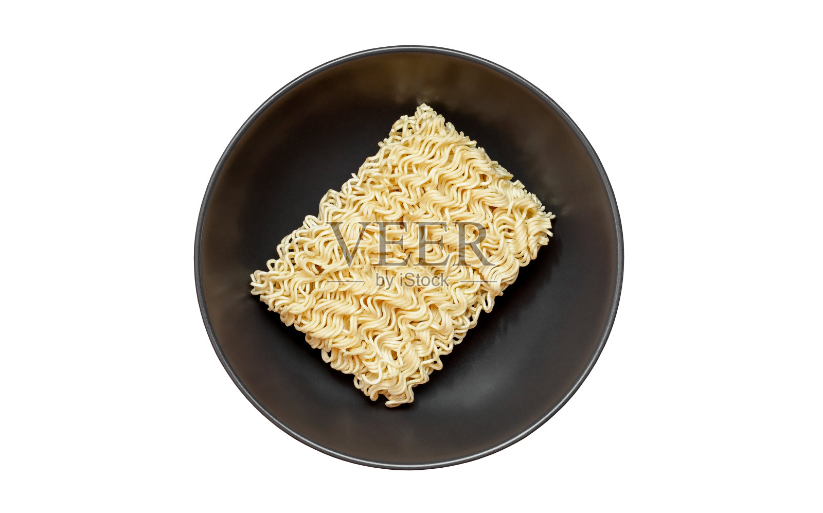 方便面,生的生,俯视图,在深灰色碗,孤立在白色背景与剪辑路径。照片摄影图片