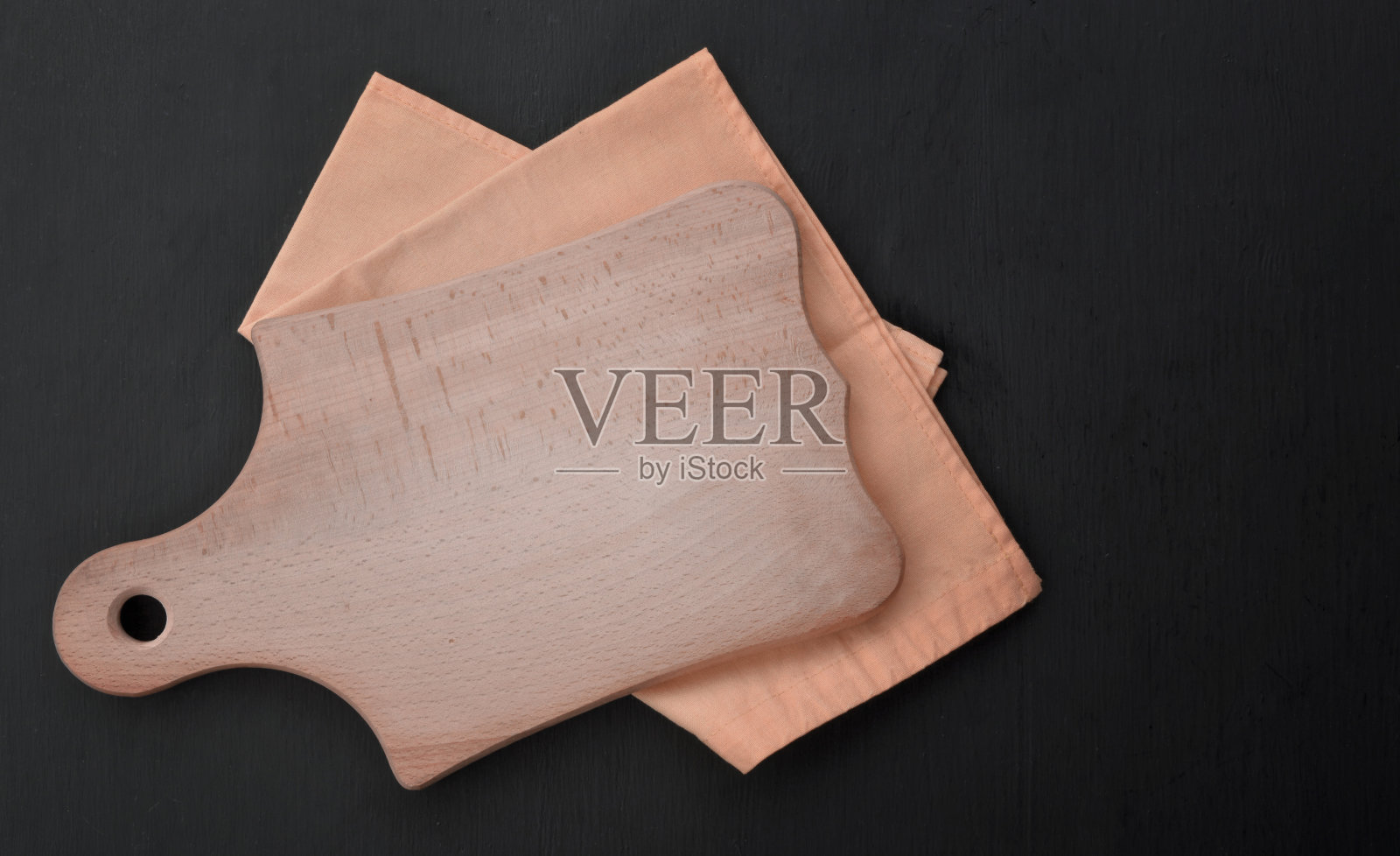 空烤背景。邮寄您的产品。桌子上撒有面粉和擀面杖。前视图。平的。照片摄影图片