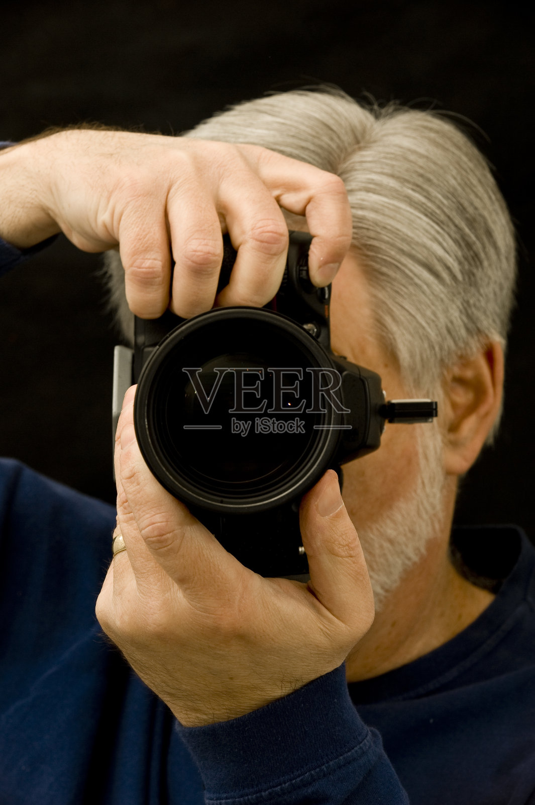 摄影师拍摄垂直影像照片摄影图片