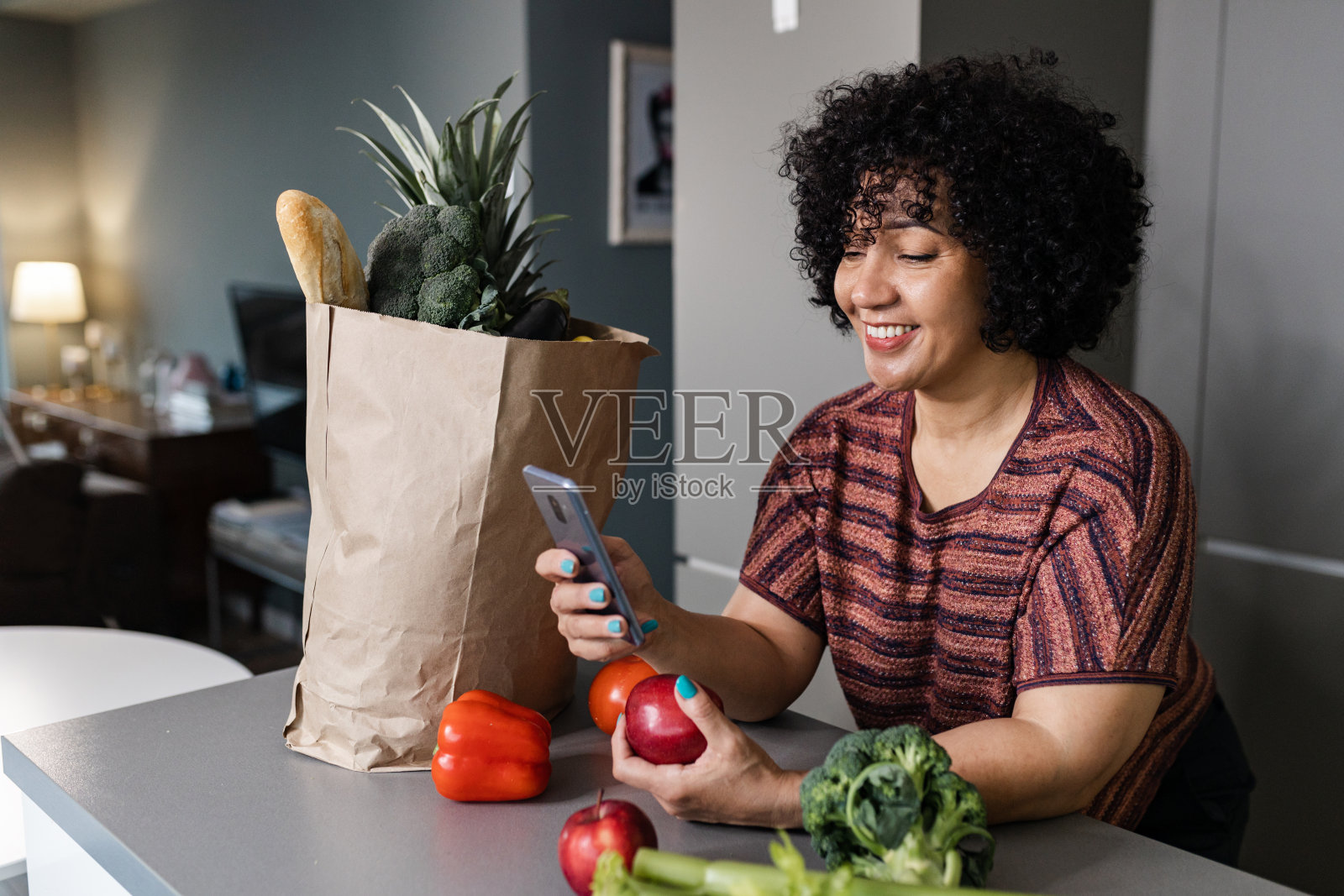 快乐的女人在网上订购健康食品杂货照片摄影图片