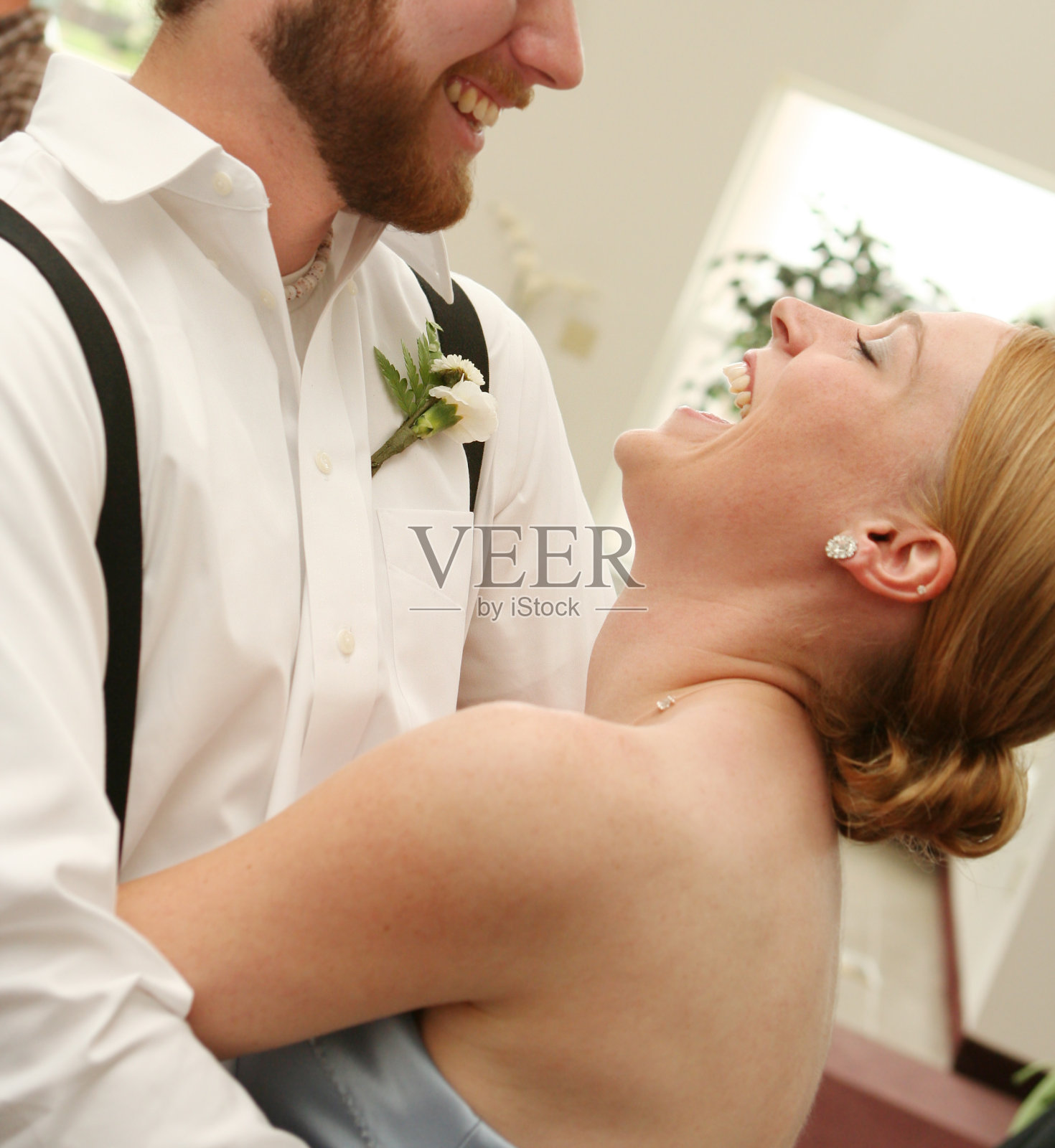 在婚礼上大笑的年轻夫妇照片摄影图片