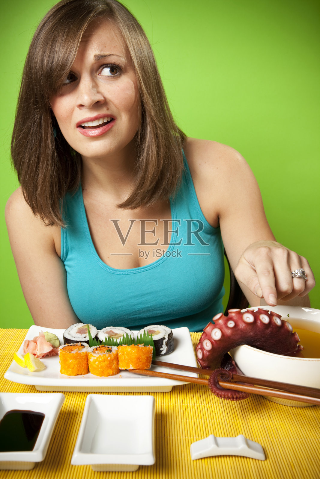 年轻女子指着汤里的东西照片摄影图片