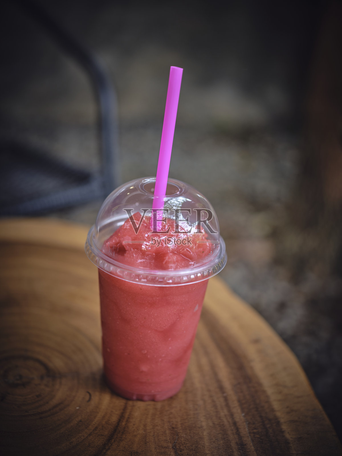 新鲜西瓜汁塑料外卖。照片摄影图片