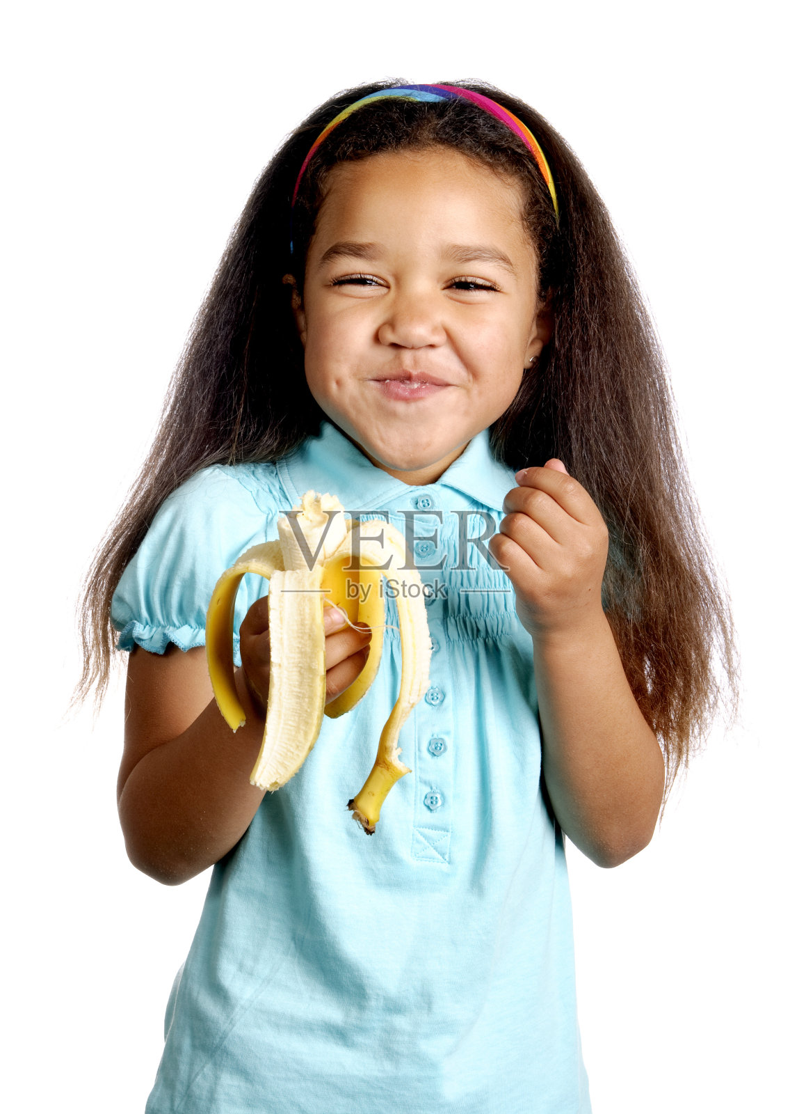 那个女孩在吃香蕉,脸上挂着灿烂的笑容照片摄影图片