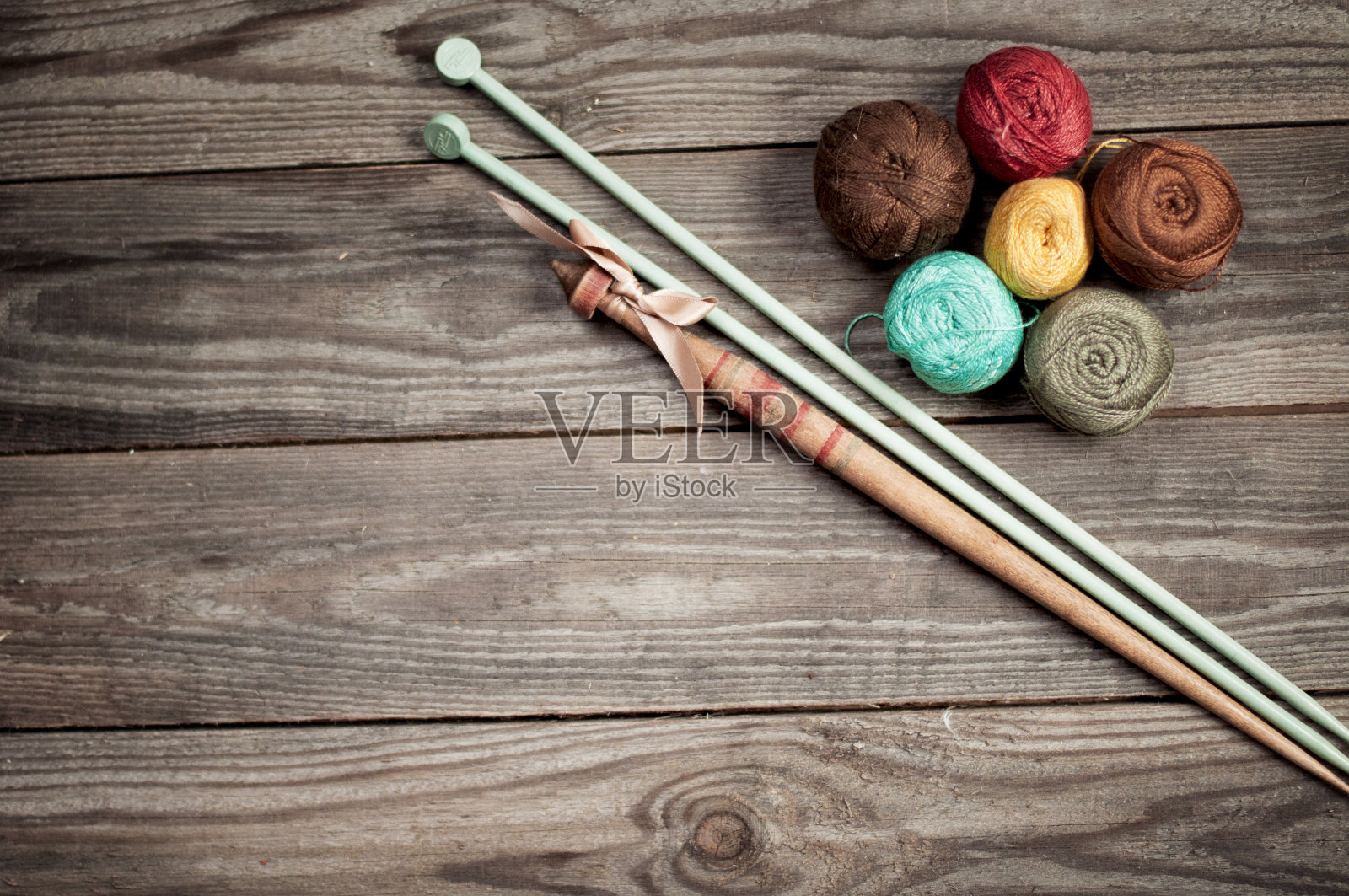 彩色虹膜纱和木纺锤球照片摄影图片