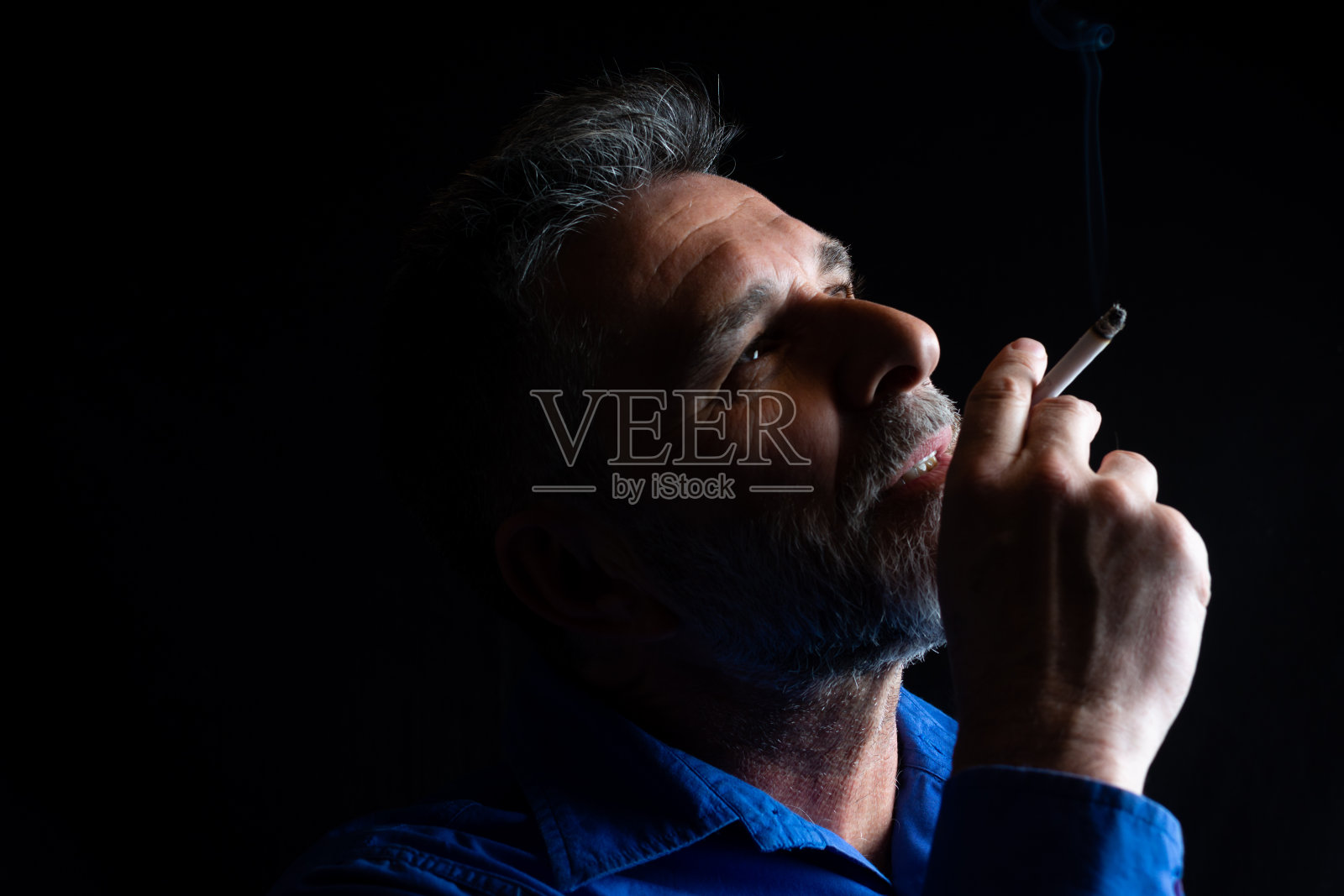 56岁的男人吸烟照片摄影图片