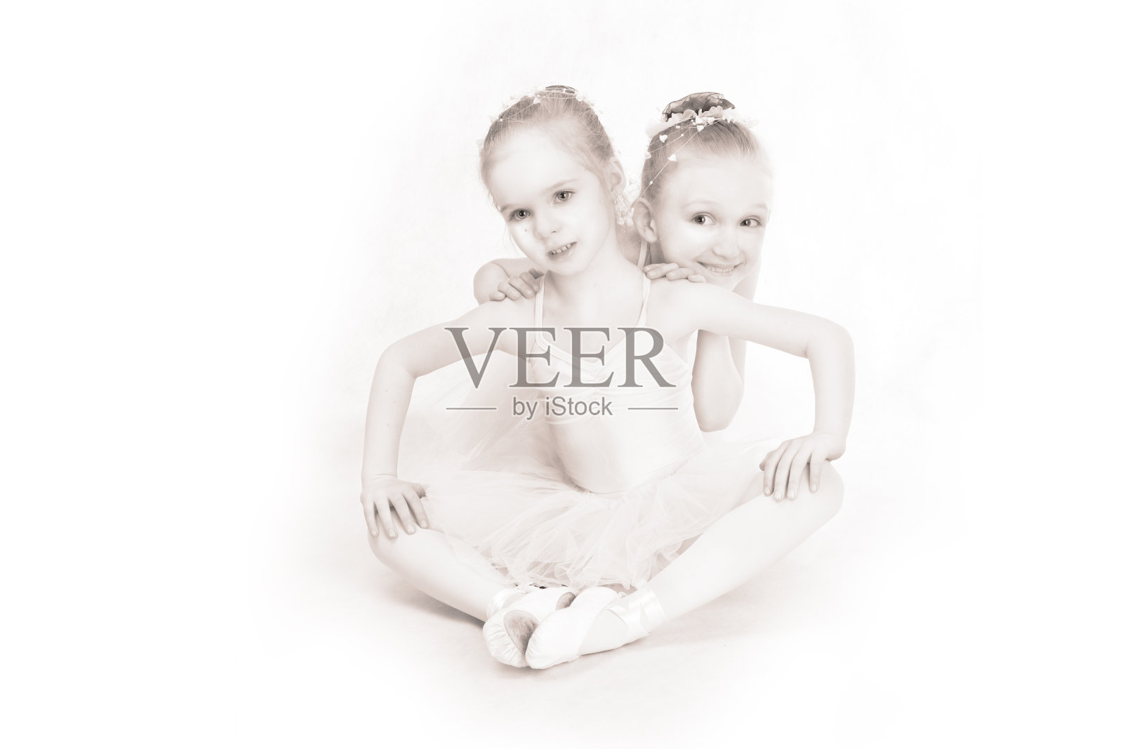 两个穿着芭蕾舞短裙的小芭蕾舞者。照片摄影图片