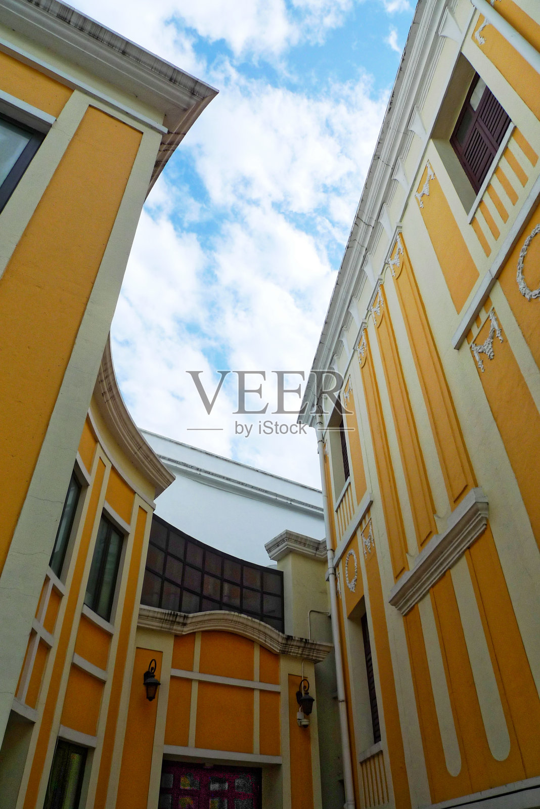 蓝天下的建筑照片摄影图片