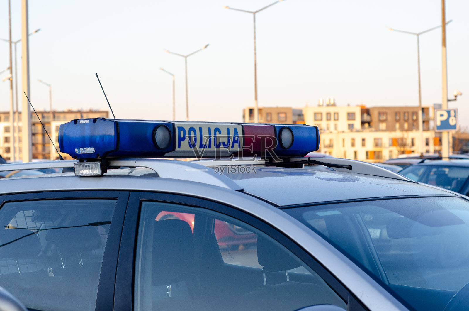 警车上的市级警察标志。照片摄影图片