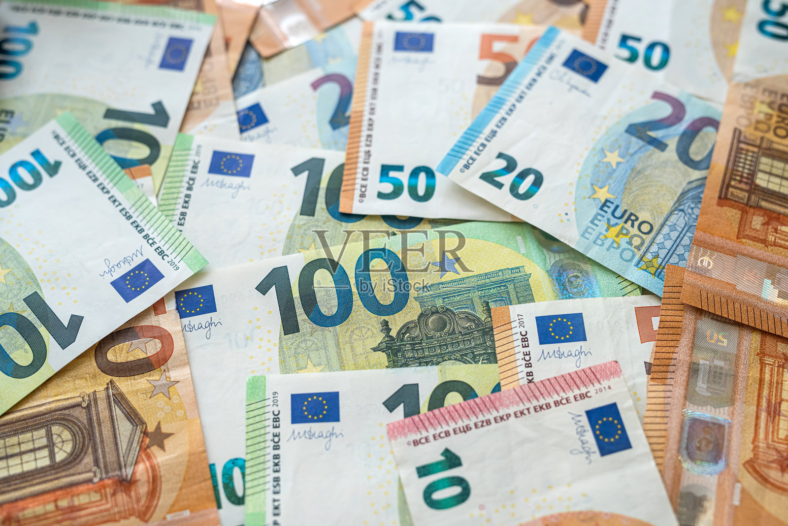 一堆不同的欧元货币。金融照片摄影图片