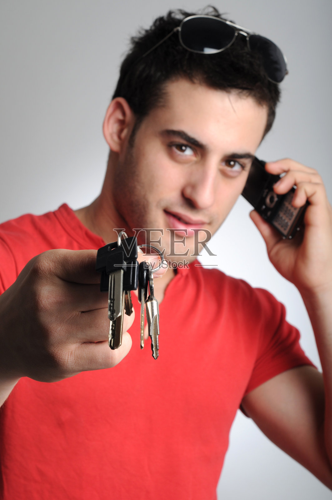 拿着电话和钥匙的男人照片摄影图片