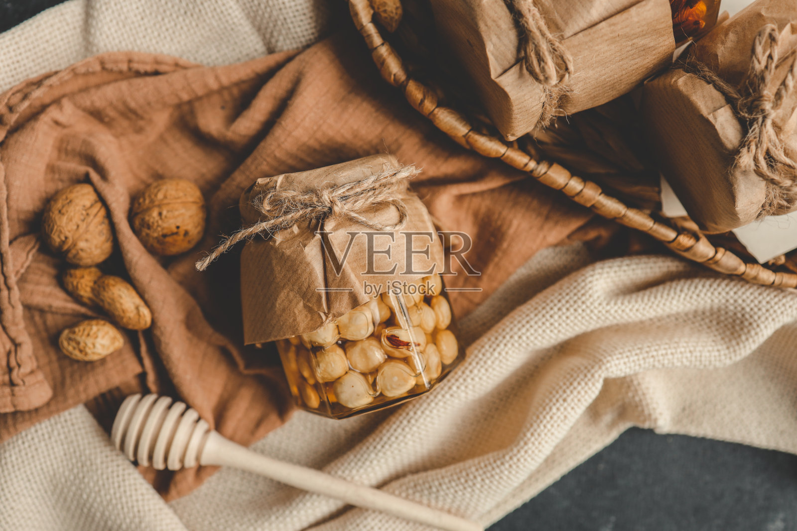 用蜂蜜和坚果制作罐子(俯视图)照片摄影图片