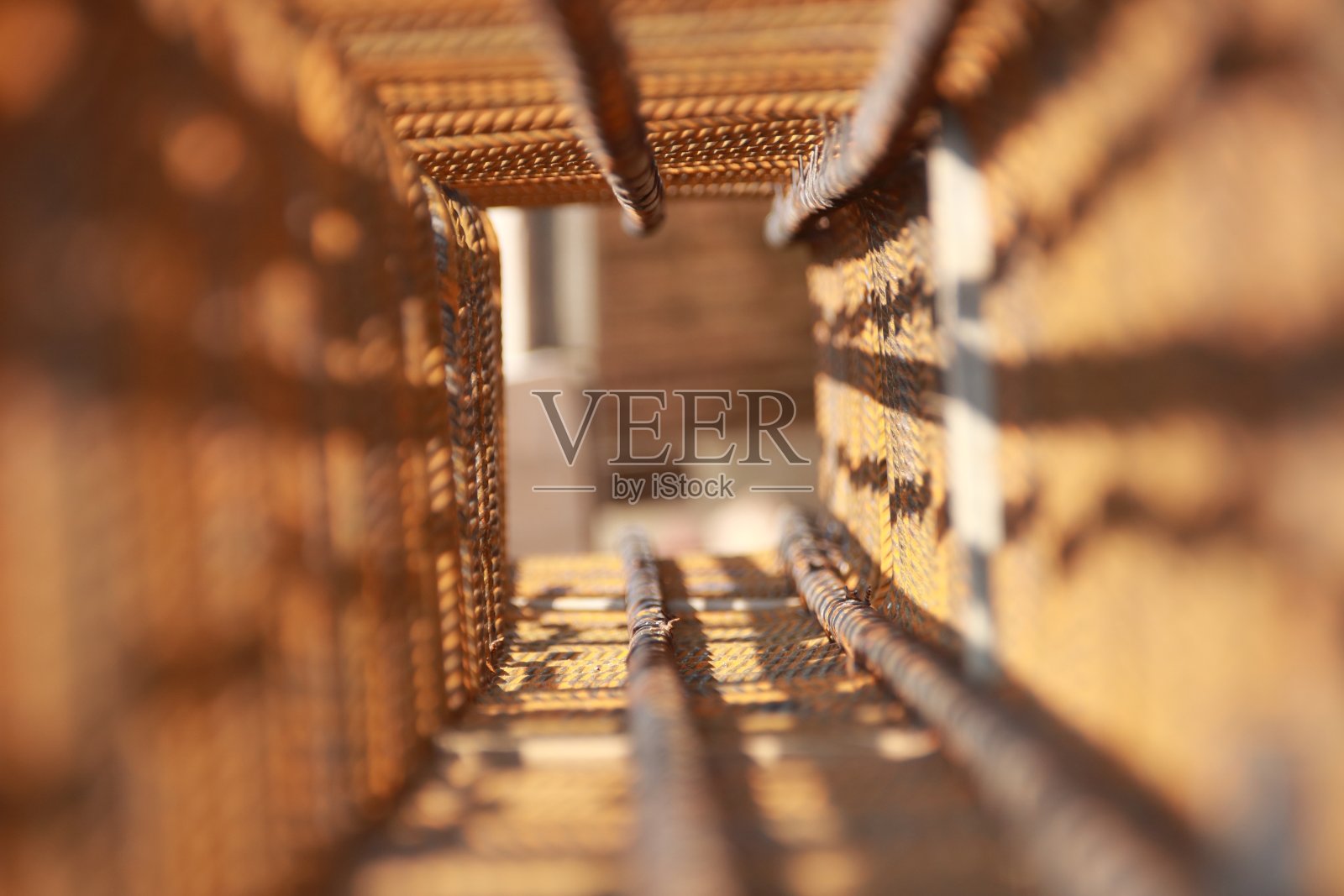 通过一个由低碳钢制成的物体,用浅景深进行观察照片摄影图片