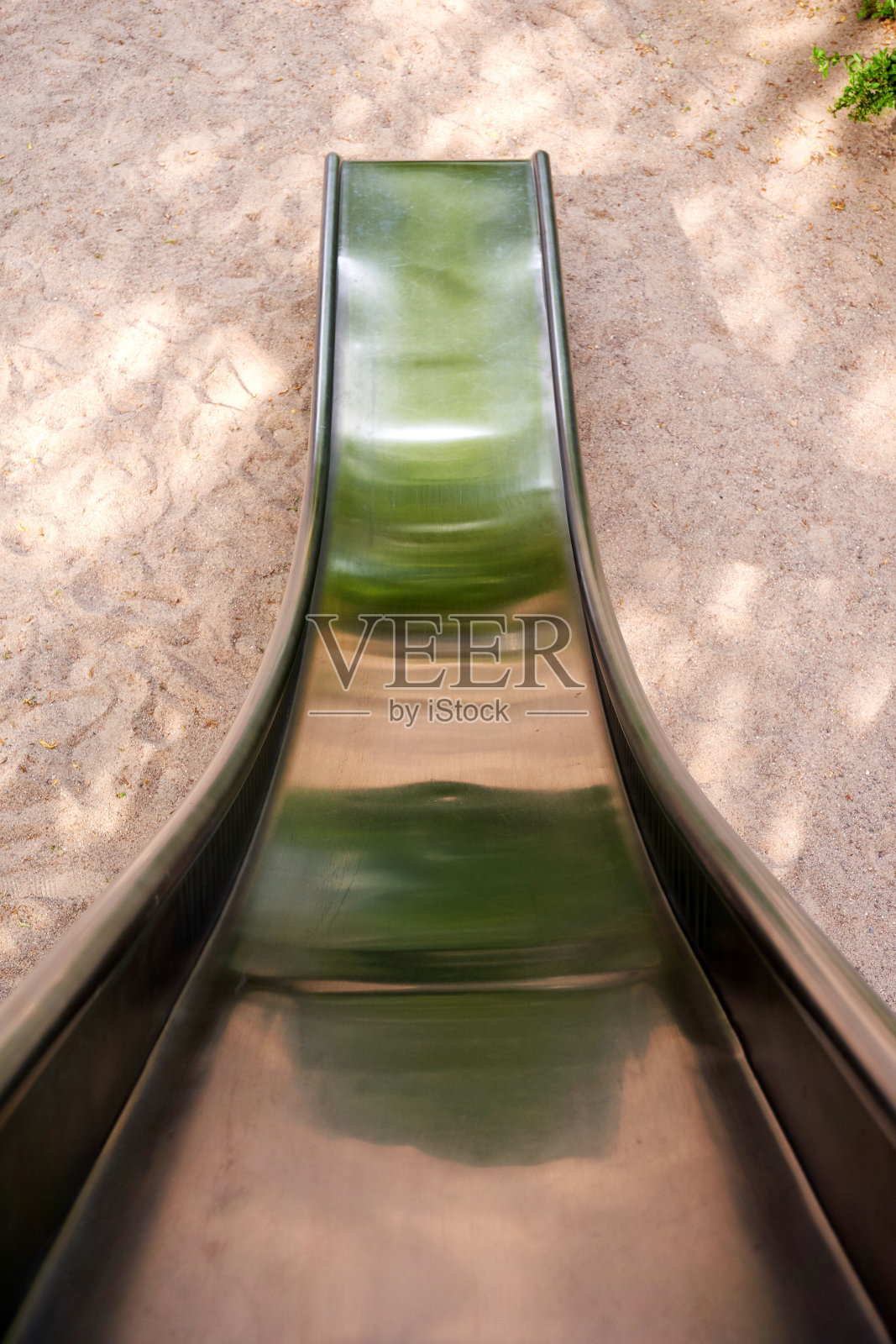 操场上的空金属滑梯照片摄影图片