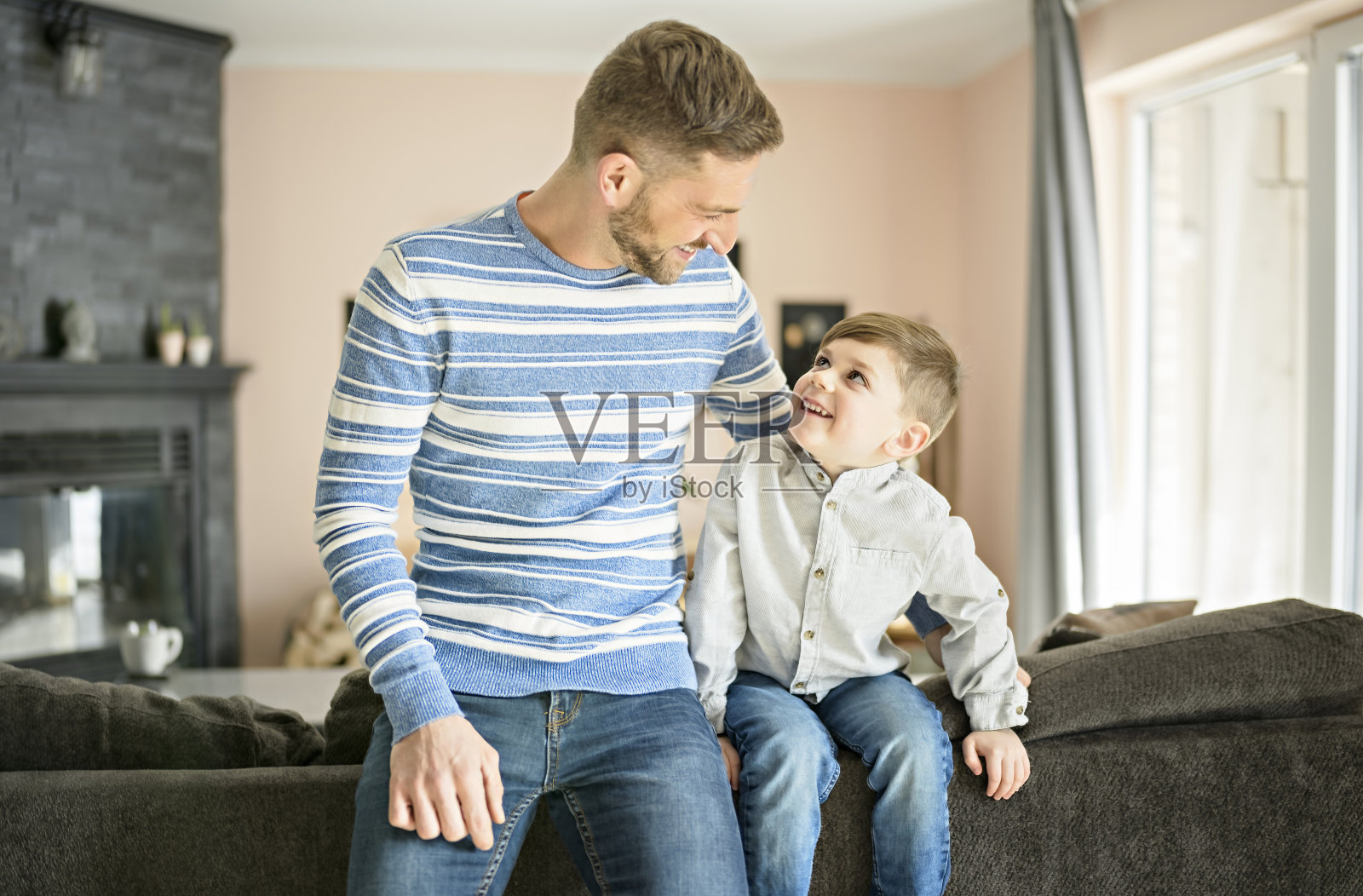 父亲或教父在家里的客厅里玩照片摄影图片