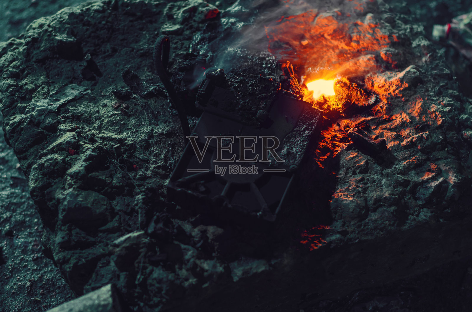 灭火。烧焦的对象。炉灰:炉灰照片摄影图片