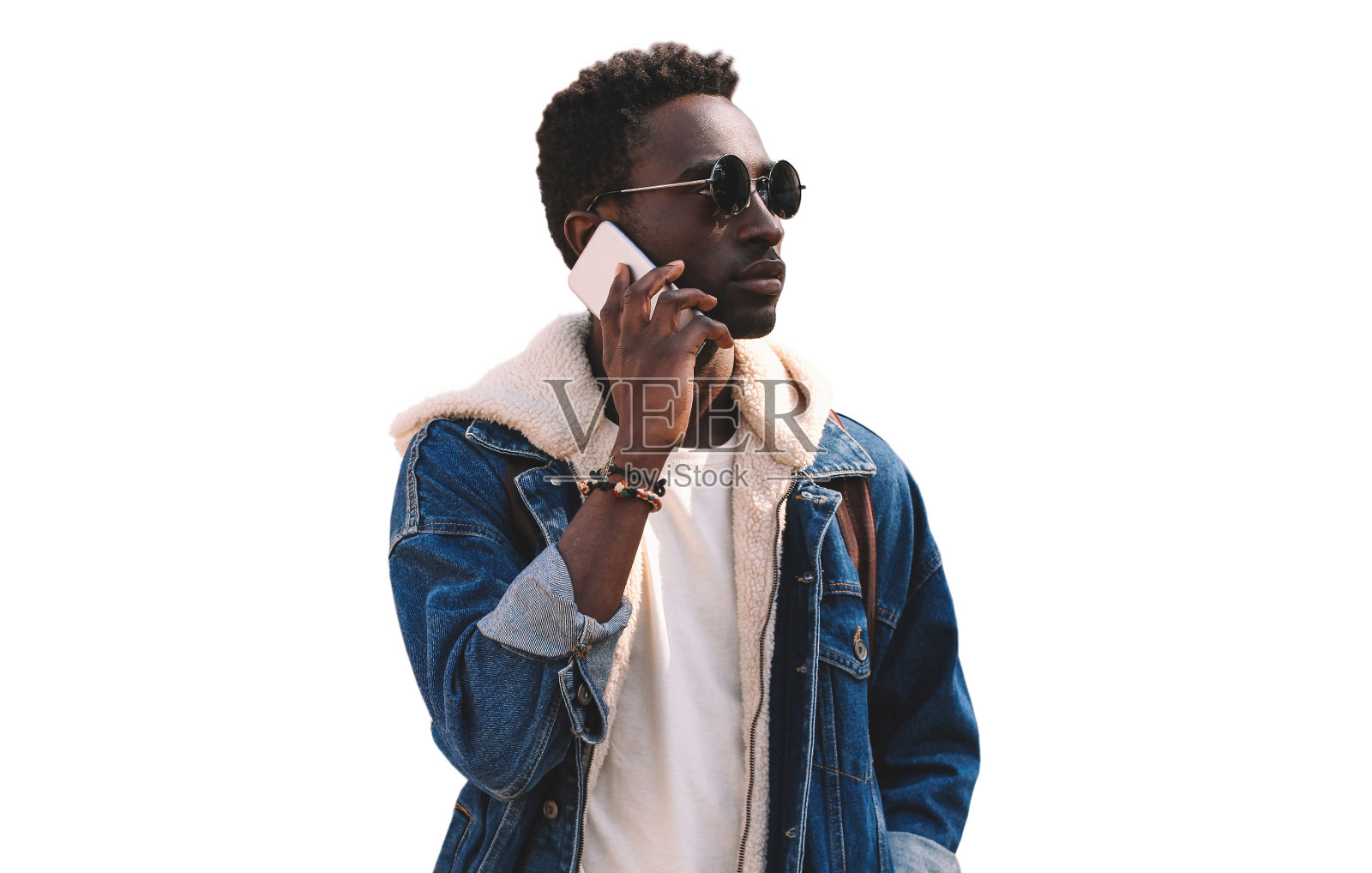 非洲男子在白色背景下用智能手机通话的肖像照片摄影图片