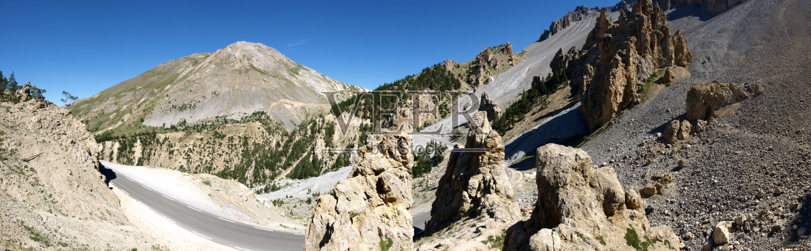 有通往 Col D'Izoard 阿尔卑斯山 La casse Desserte 路的全景照片摄影图片