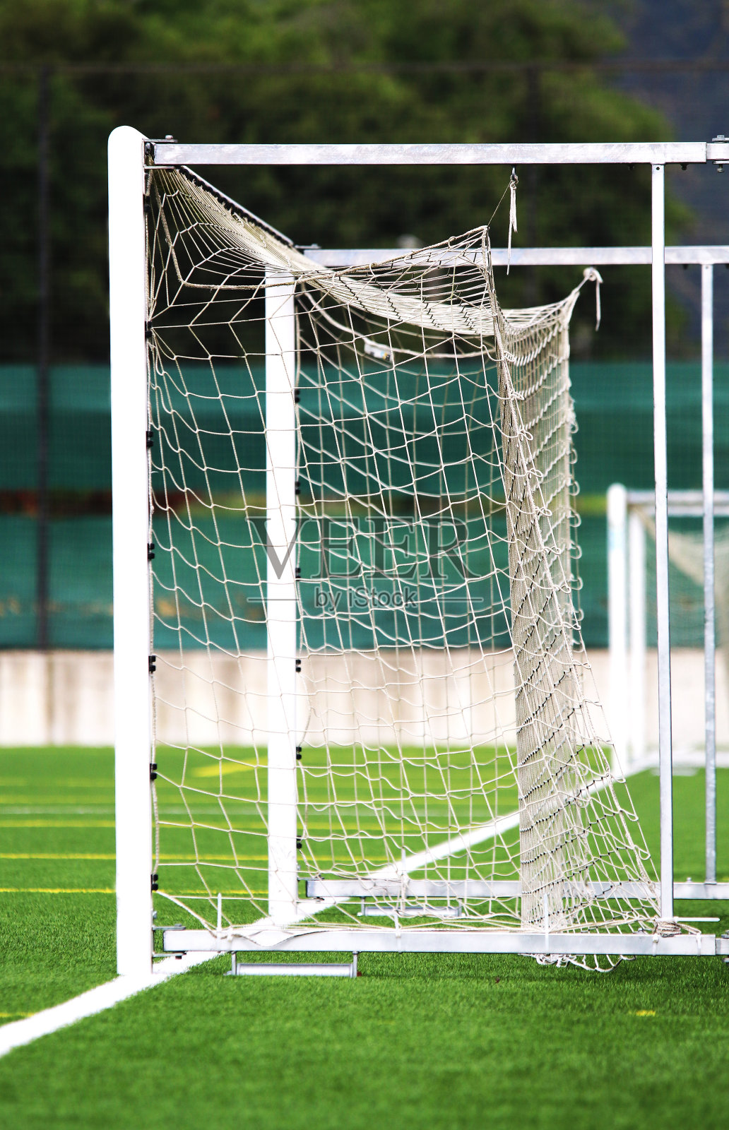 人造草地上孤立的足球球门照片摄影图片