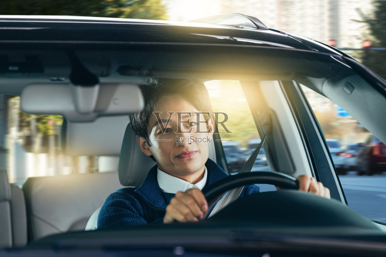 驾驶汽车的青年男人照片摄影图片