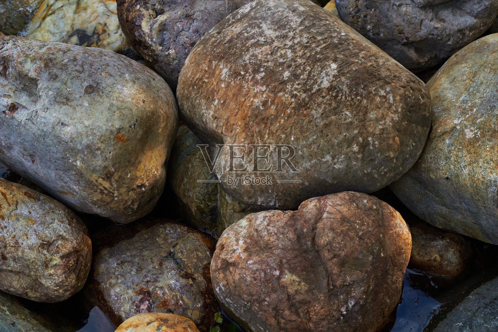 鹅卵石靠近广场和公园。照片摄影图片