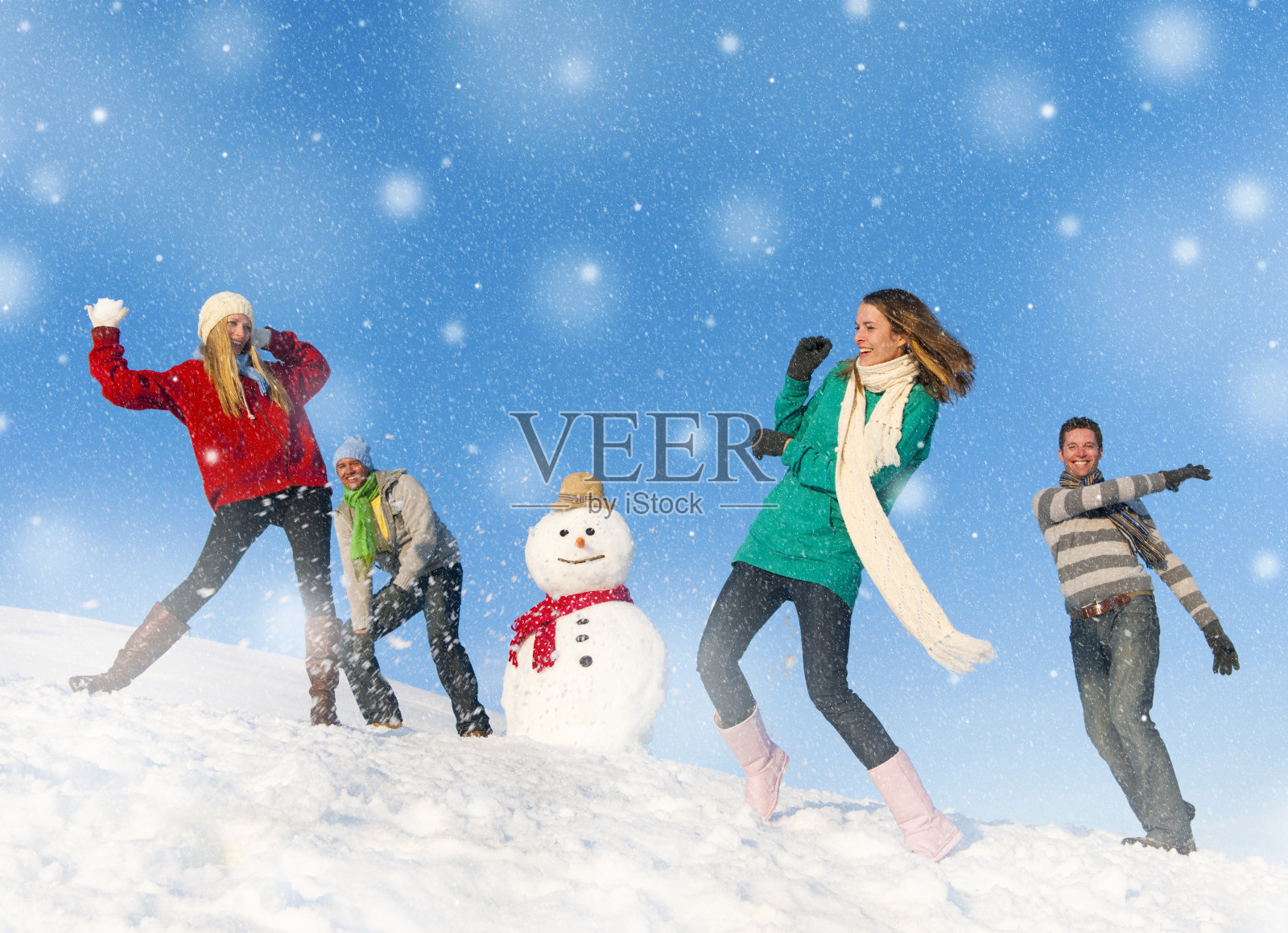 一群享受冬天的年轻人照片摄影图片