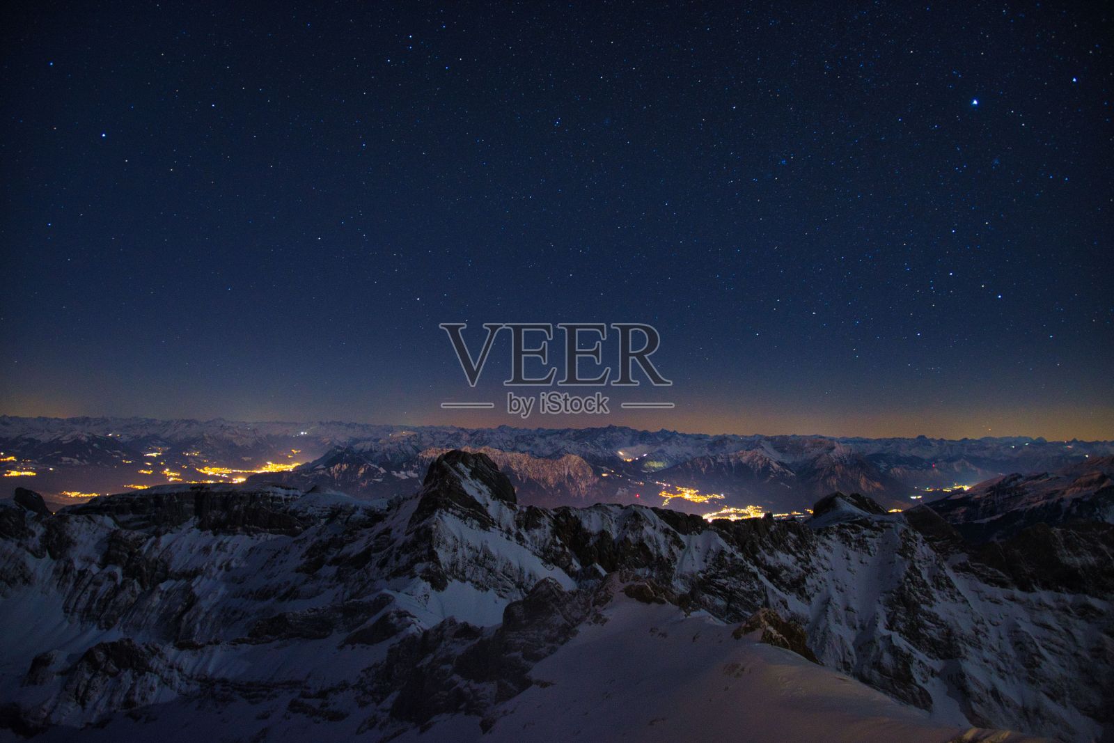 夜空中的星星,从Säntis瑞士观看,在冬天的黑夜里,令人惊叹的景象。群星闪烁的夜空中的桑蒂斯照片摄影图片