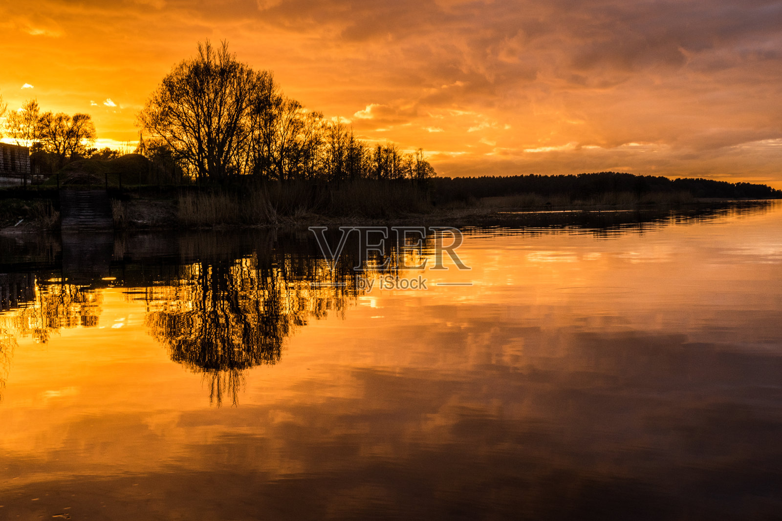 魔幻气氛的浪漫夜晚;海边金色的夕阳照片摄影图片