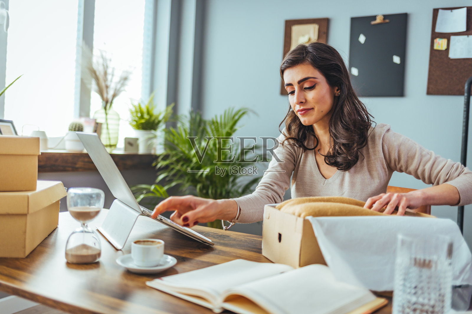 一个积极的商业女性从网上商店发送包裹照片摄影图片