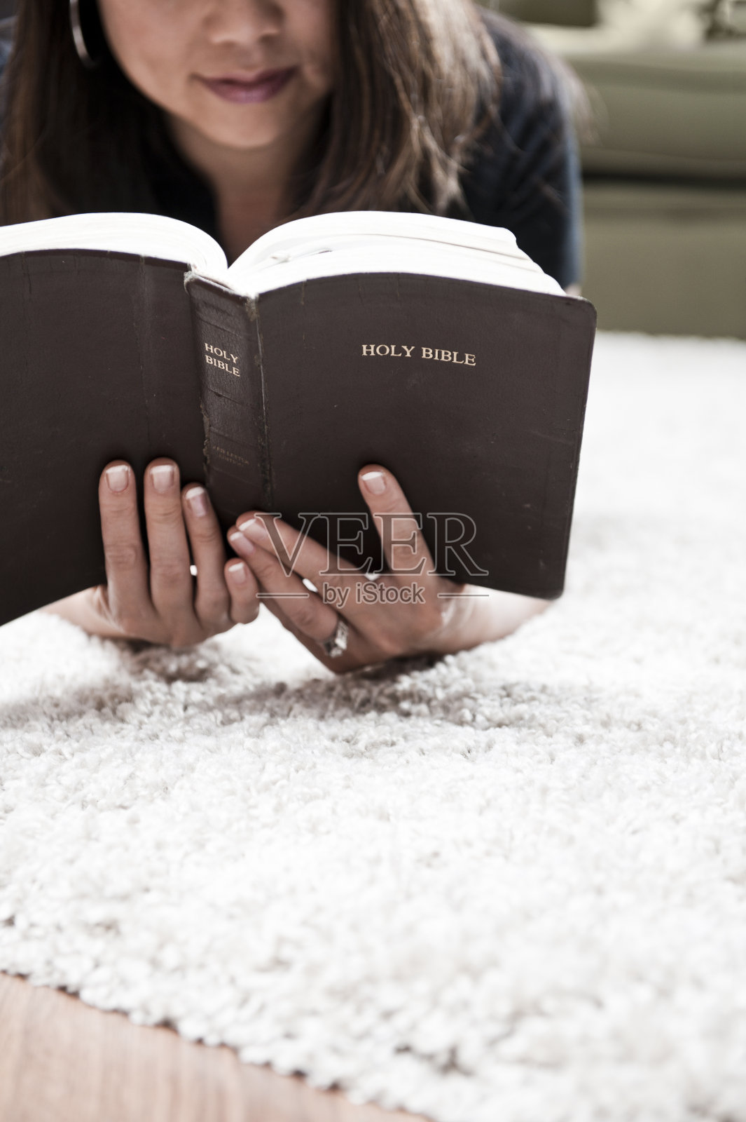 女人读圣经照片摄影图片