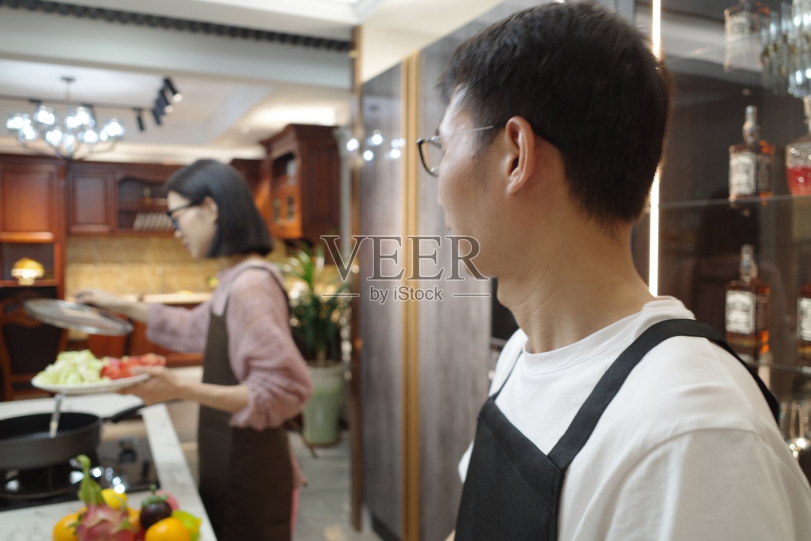 男人看女人做饭照片摄影图片