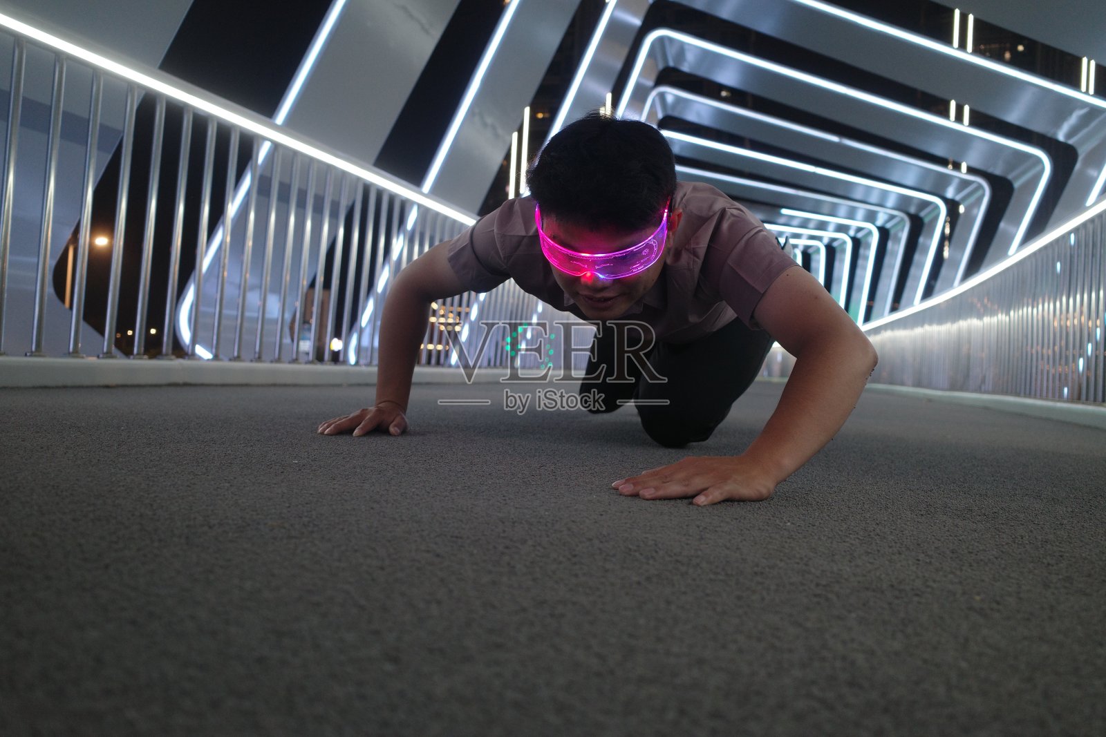 AR眼镜虚拟游戏体验与元宇宙概念照片摄影图片