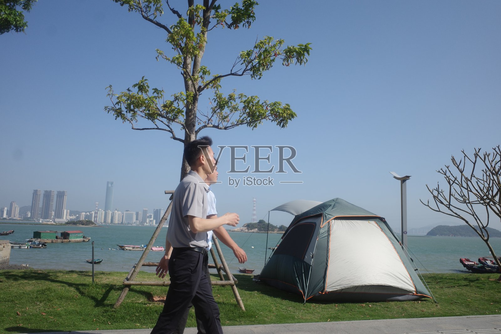 商业伙伴沿着海滩散步照片摄影图片