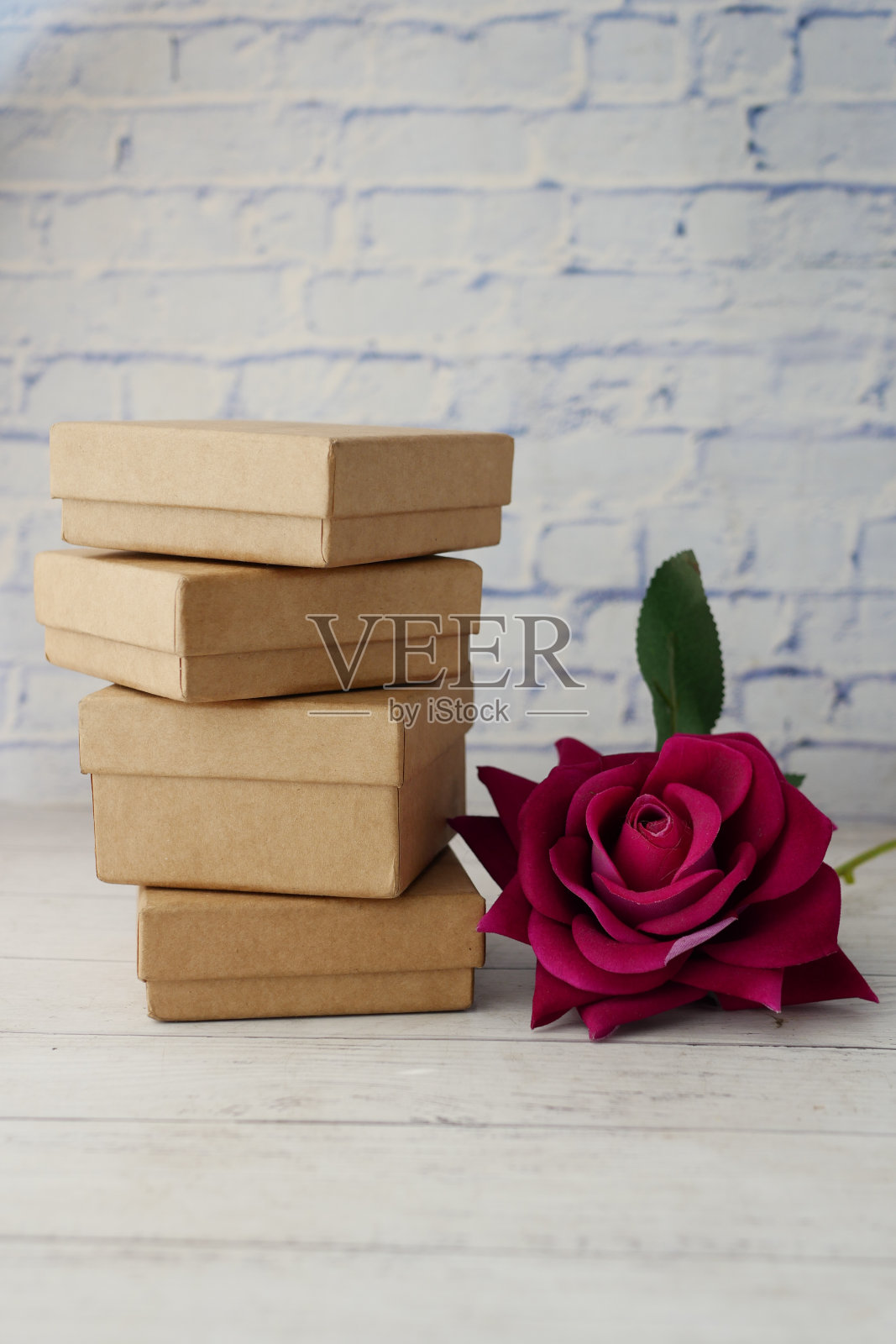 桌上有一叠礼盒和玫瑰花照片摄影图片