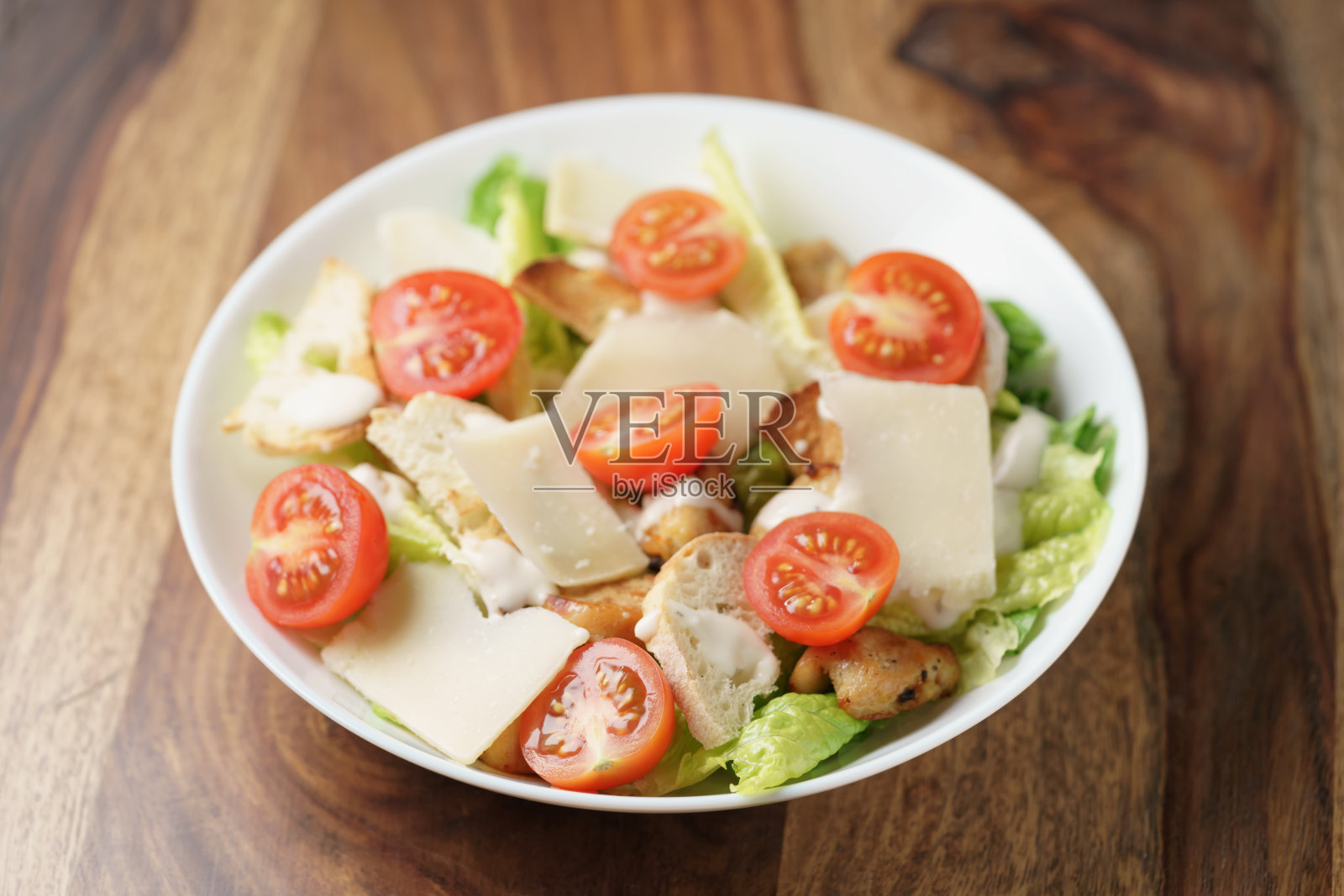 新鲜的自制凯撒沙拉配鸡肉照片摄影图片