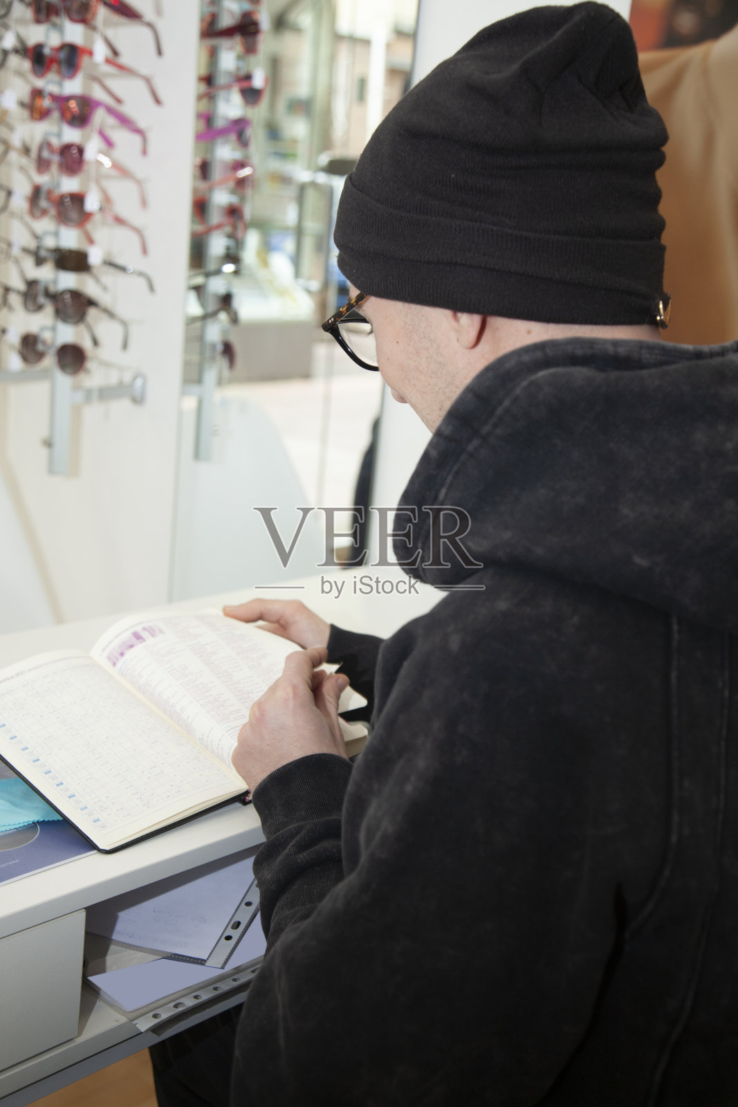 商人回顾日记里的约会照片摄影图片