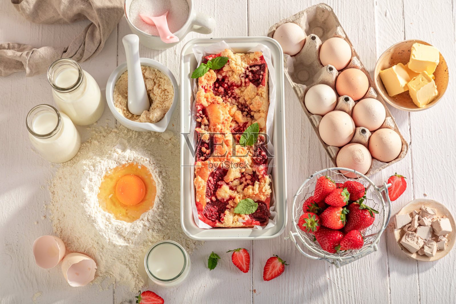 美味的草莓酵母蛋糕在家庭厨房烘焙。照片摄影图片