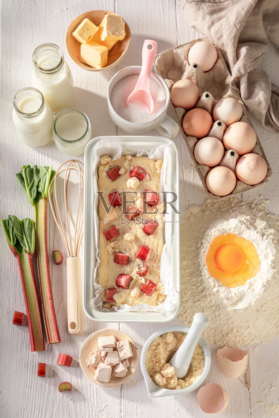 香甜可口的大黄酵母饼作为夏日甜点。照片摄影图片