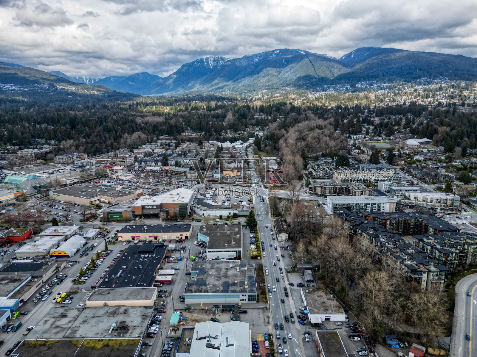 街道上停着许多汽车的鸟瞰图照片摄影图片