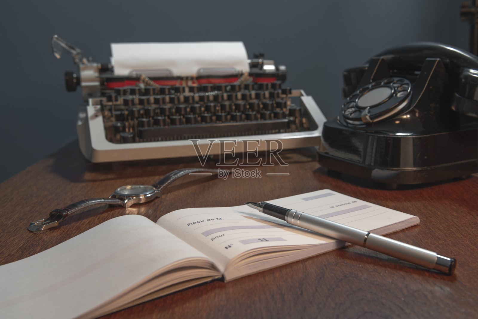 支票簿,空白页上有法语详细说明。复古的概念与旧电话,墨水笔和打字机。的颜色照片摄影图片