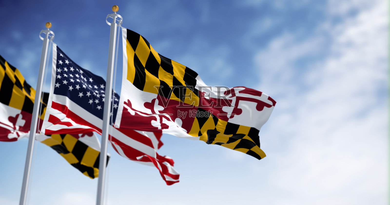 在一个晴朗的日子里,马里兰州和美国的国旗在风中飘扬照片摄影图片