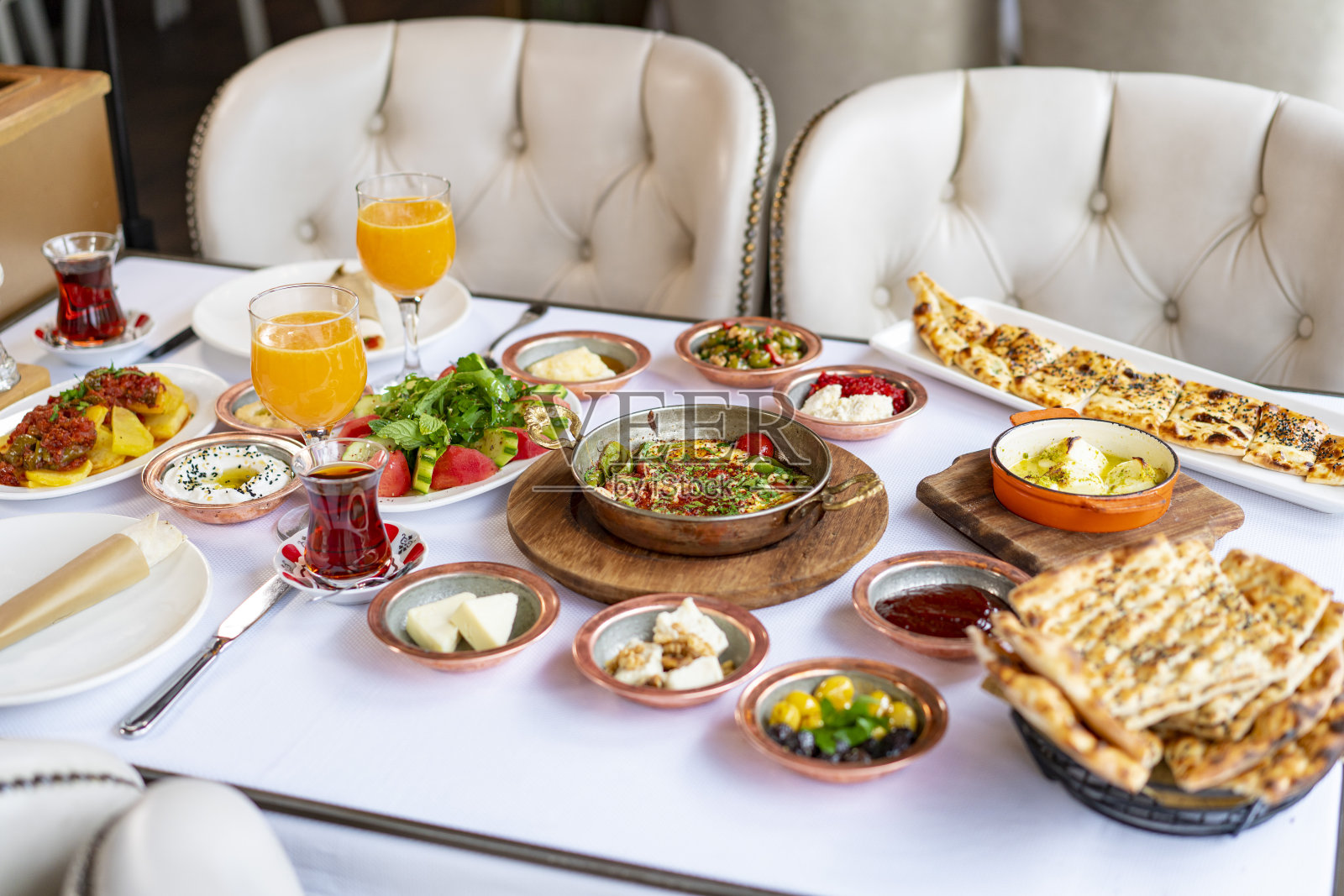 丰盛美味的土耳其早餐摆在圆桌上照片摄影图片