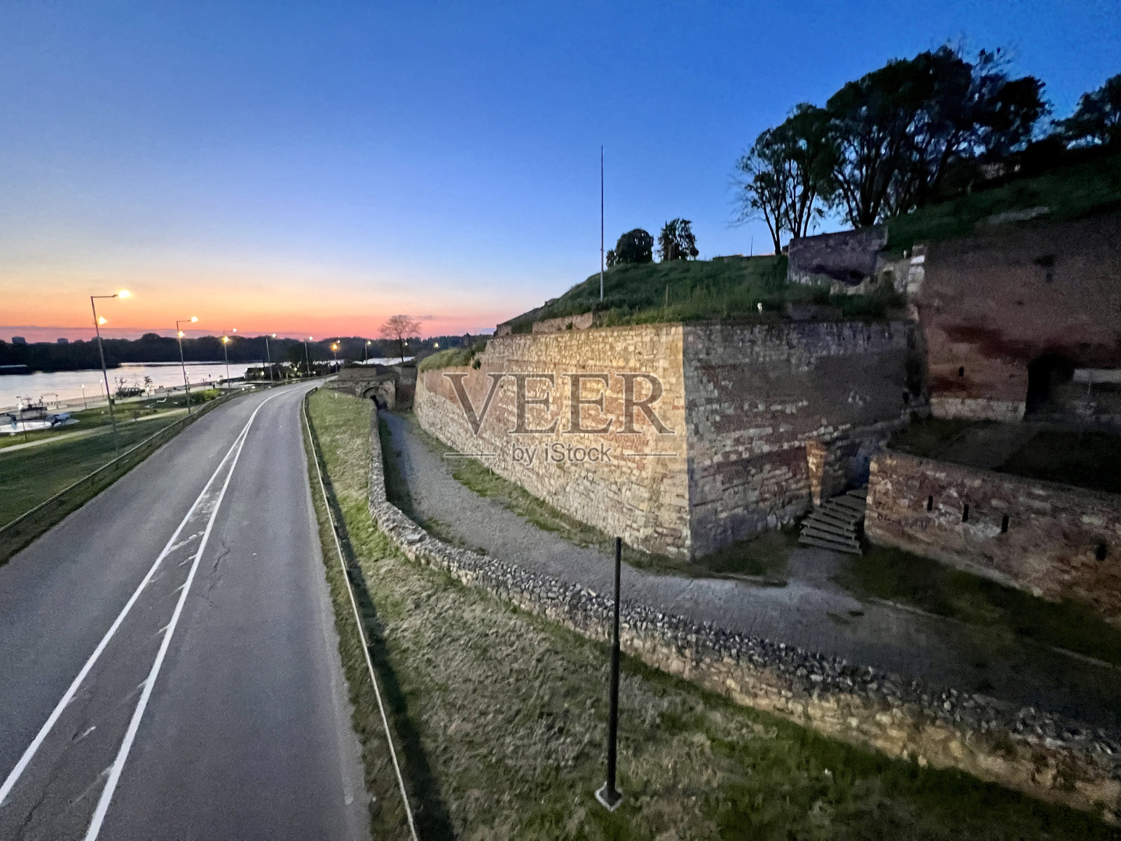 塞尔维亚,贝尔格莱德要塞的夜间城墙照片摄影图片
