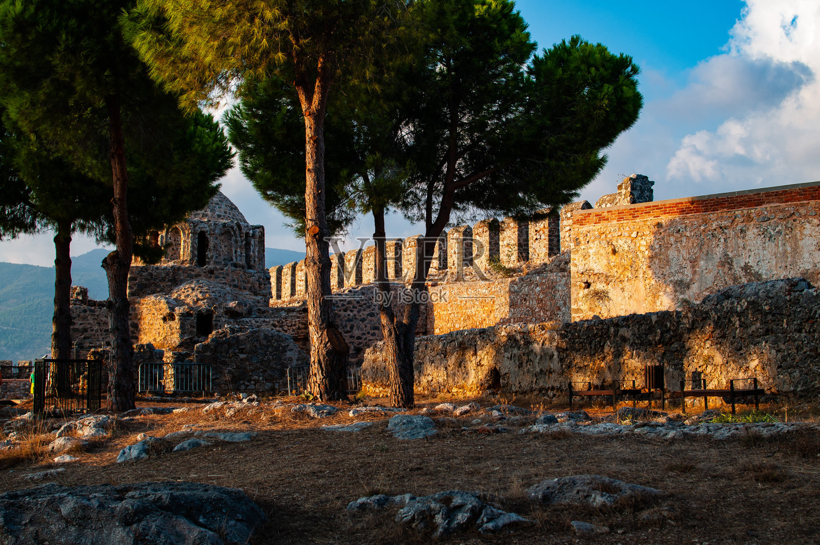 土耳其阿拉尼亚的羽衣甘蓝城堡照片摄影图片