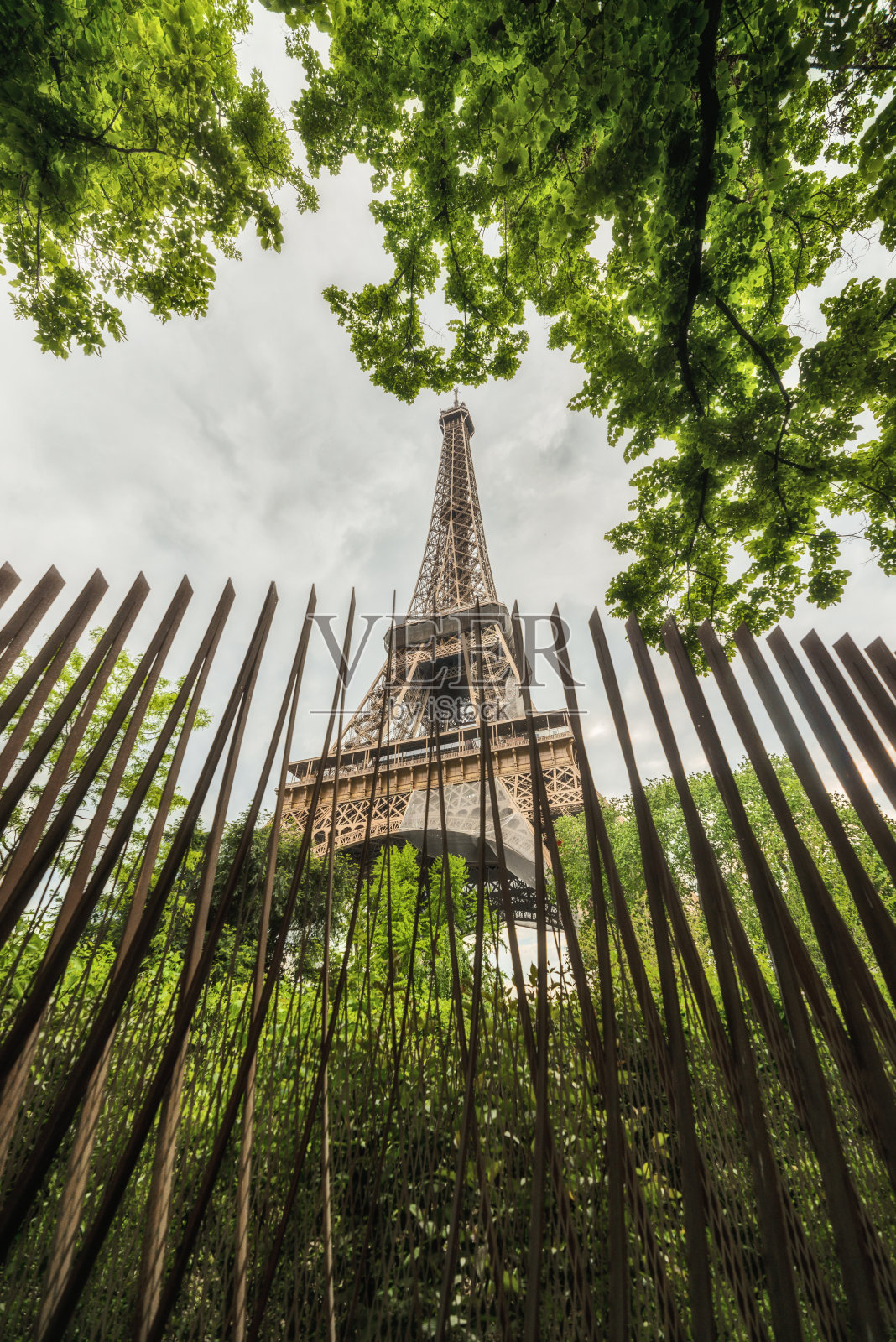 2023年5月埃菲尔铁塔的低角度视图-垂直照片摄影图片